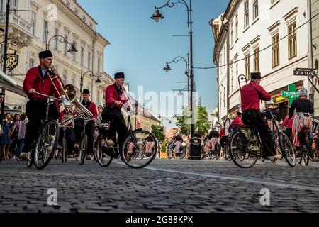 La città di Sibiu, Romania - 14 giugno 2019. Crescendo Opende banda di bicicletta da Paesi Bassi performanti a Sibiu il Festival Internazionale del Teatro da Sibiu, Foto Stock