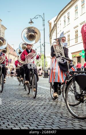 La città di Sibiu, Romania - 14 giugno 2019. Crescendo Opende banda di bicicletta da Paesi Bassi performanti a Sibiu il Festival Internazionale del Teatro da Sibiu, Foto Stock