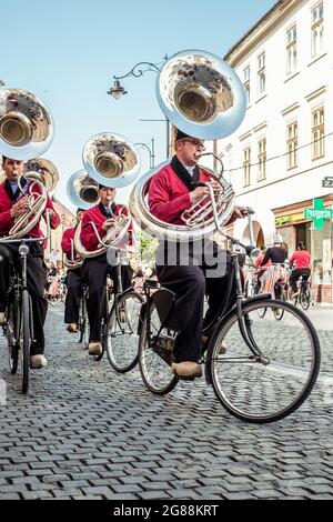 La città di Sibiu, Romania - 14 giugno 2019. Crescendo Opende banda di bicicletta da Paesi Bassi performanti a Sibiu il Festival Internazionale del Teatro da Sibiu, Foto Stock