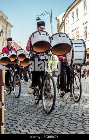 La città di Sibiu, Romania - 14 giugno 2019. Crescendo Opende banda di bicicletta da Paesi Bassi performanti a Sibiu il Festival Internazionale del Teatro da Sibiu, Foto Stock