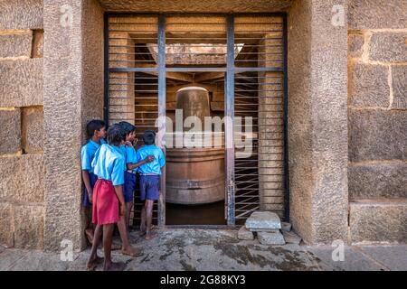 Hampi, Karnataka, India - 13 gennaio 2020 : Santuario di Shiva. Il Tempio di Badavilinga ad Hampi ha la più grande monolitica Shiva Linga ad Hampi. Repres Foto Stock