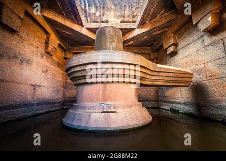 Hampi, Karnataka, India - 14 gennaio 2020 : Santuario di Shiva. Il Tempio di Badavilinga ad Hampi ha la più grande monolitica Shiva Linga ad Hampi. Repres Foto Stock