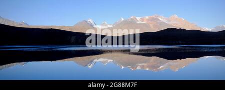 Montein Himalayan lago Chandra Taal Foto Stock