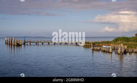 Il molo e la costa del traghetto Wittow, Meclemburgo-Pomerania occidentale, Germania Foto Stock