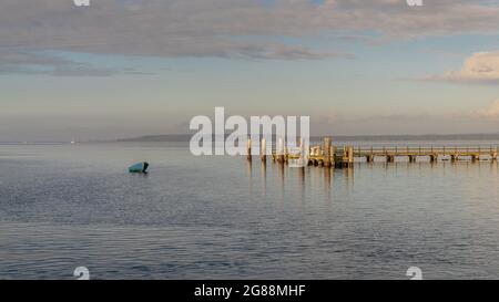 Il molo e la costa del traghetto Wittow, Meclemburgo-Pomerania occidentale, Germania Foto Stock