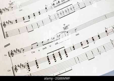 Un libro di chitarra Tab / tablature che mostra il testo e le note musicali scritte per la canzone Oasis Rock 'n' Roll Star dal loro album di debutto definitivamente forse Foto Stock