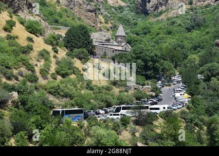 Parcheggio per visitatori di fronte al monastero di Geghard in Armenia Foto Stock