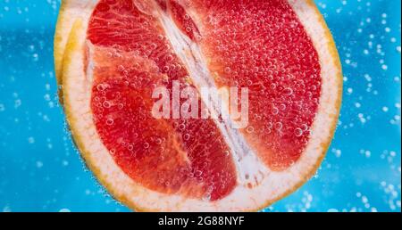 Grapefruit primo piano macro spianatura o galleggiamento fino alla cima della superficie. Foto Stock