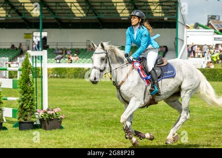 Harrogate, North Yorkshire, Regno Unito. Luglio 14 2021. Lisa Jones di Doncaster in sella al suo mare grigio, Diana P al Great Yorkshire Show di mercoledì 2 Foto Stock