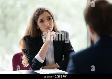 Reclutatore coinvolto, agente di reclutamento che parla con il candidato del lavoro durante il colloquio Foto Stock