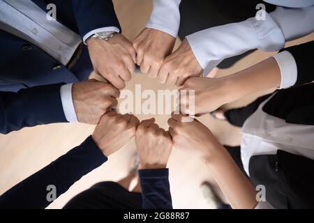 Il team aziendale dimostra di esprimere una forte motivazione, impegnato nell'attività di teambuilding Foto Stock