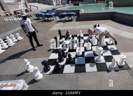 Londra, Regno Unito. 18 luglio 2021. Persone che giocano a Scacchi al ChessFest, un evento gratuito organizzato dal Sindaco di Londra, lavorando con scuole e comunità per promuovere la stimolazione e l'apprendimento. Credit: Mark Thomas/Alamy Live News Foto Stock