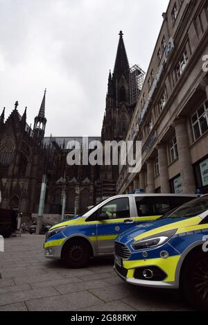 Colonia, Germania. 16 luglio 2021. I veicoli della polizia sono parcheggiati di fronte alla Cattedrale di Colonia. Credit: Horst Galuschka/dpa/Alamy Live News Foto Stock