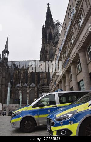 Colonia, Germania. 16 luglio 2021. I veicoli della polizia sono parcheggiati di fronte alla Cattedrale di Colonia. Credit: Horst Galuschka/dpa/Alamy Live News Foto Stock