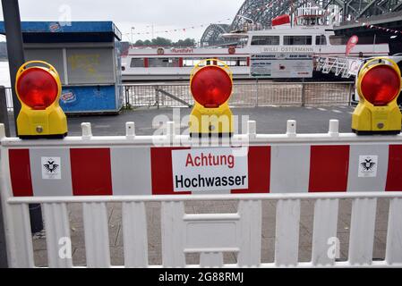 Colonia, Germania. 16 luglio 2021. Una barriera con un segno Achtung Hochwasser si trova sul Reno. Credit: Horst Galuschka/dpa/Alamy Live News Foto Stock