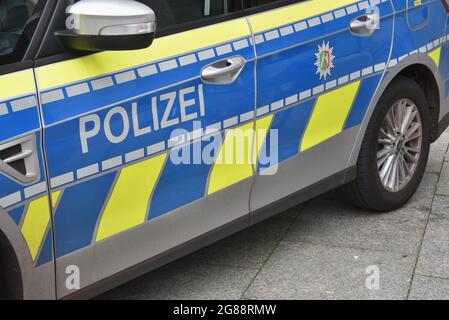 Colonia, Germania. 16 luglio 2021. La parola POLIZEI è scritta su un veicolo di polizia. Credit: Horst Galuschka/dpa/Alamy Live News Foto Stock