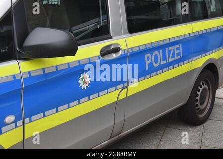 Colonia, Germania. 16 luglio 2021. La parola POLIZEI è scritta su un veicolo di polizia. Credit: Horst Galuschka/dpa/Alamy Live News Foto Stock