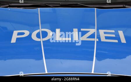 Colonia, Germania. 16 luglio 2021. Scritta POLIZEI si trova su un veicolo di polizia. Credit: Horst Galuschka/dpa/Alamy Live News Foto Stock