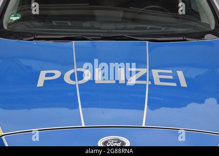 Colonia, Germania. 16 luglio 2021. La parola POLIZEI è scritta su un veicolo di polizia. Credit: Horst Galuschka/dpa/Alamy Live News Foto Stock