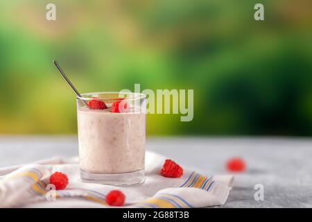 Frullato di farina d'avena con banane e lamponi. Alimentazione sana Foto Stock