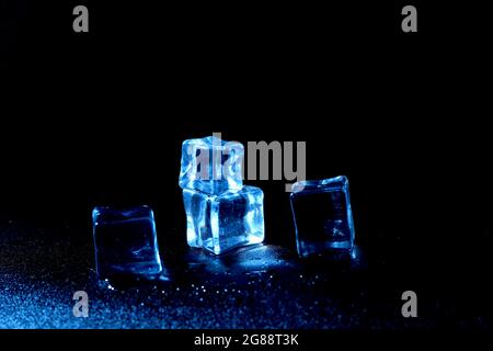 5 bagnati, artificiale o finto cubetto di ghiaccio su sfondo bianco Foto  stock - Alamy