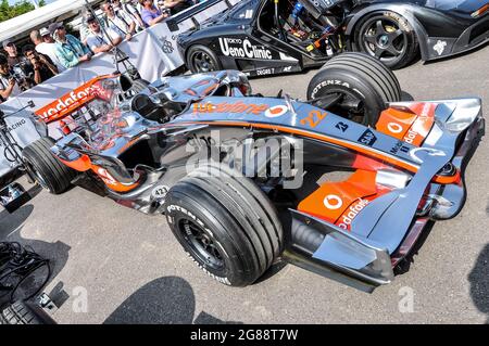 McLaren MP4/23 Formula 1, vettura da corsa Grand Prix al Goodwood Festival of Speed 2013. L'auto vincente del Campionato del mondo di Formula uno di Hamilton nel 2008 Foto Stock