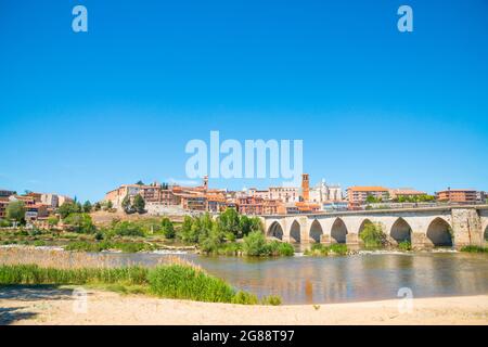 Panoramica e ponte sul fiume Duero. Tordesillas, provincia di Valladolid, Castilla Leon, Spagna. Foto Stock