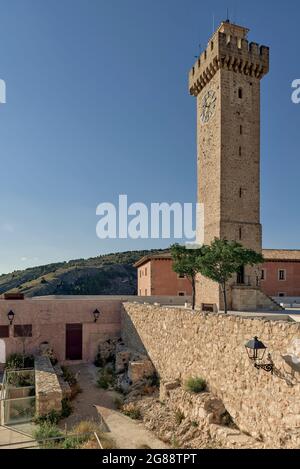 Torre Mangana del 16 ° secolo, chiamata 'Torre de las horas', orologio locale nella piazza Mangana della città di Cuenca, Castiglia la Mancha, Spagna. Foto Stock