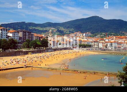 Panoramica e spiaggia. Lequeitio, provincia di Vizcaya, Paesi Baschi, Spagna. Foto Stock