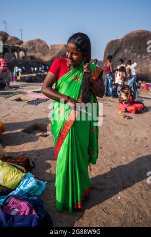 Hampi, Karnataka, India - 10 gennaio 2020 : persone che si bagnano e si preparano sulle rive del fiume Tungabhadra nella città di Hampi. Foto Stock