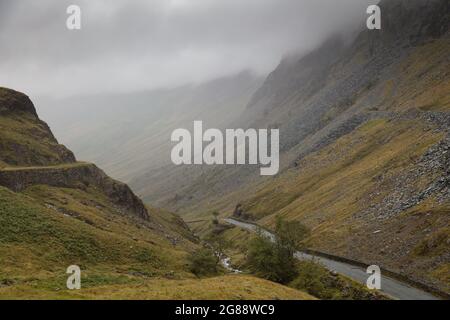 Una vista nebbiosa dell'Honister Pass, Lake Disrict National Park, Regno Unito Foto Stock