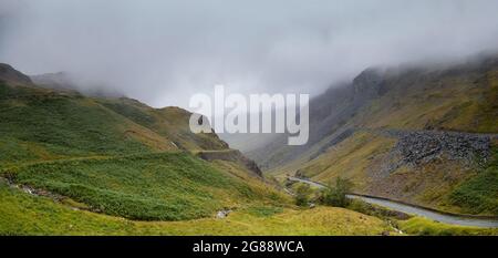 Una vista nebbiosa dell'Honister Pass, Lake Disrict National Park, Regno Unito Foto Stock