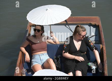 Cambridge, Regno Unito. 18 luglio 2021. Con le temperature del Regno Unito che raggiungono i 30 gradi Celsius, i visitatori di Cambridge potranno fare escursioni a cavallo lungo il fiume Cam che scorre attraverso il City Credit: MARTIN DALTON/Alamy Live News Foto Stock