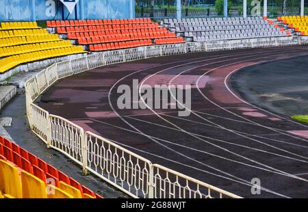 Contrassegni bianchi per correre in uno stadio sportivo locale Foto Stock