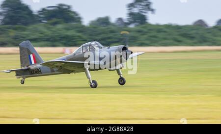 Old Warden, UK - 4 agosto 2019: Un Percival P. 56 Provost T1 trainer vintage del RAF atterrando su campo aereo Foto Stock