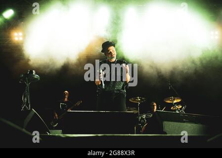 Collegno, Italia. 17 luglio 2021. FLOWERS FESTIVAL, COLLEGNO, ITALIA 17 LUGLIO: Samuel Romano, cantante della band rock/pop italiana Subsonica, ha suonato dal vivo sul palco per il primo concerto tourn estivo 2021 della band. (Foto di Alessandro Bosio/Pacific Press) Credit: Pacific Press Media Production Corp./Alamy Live News Foto Stock