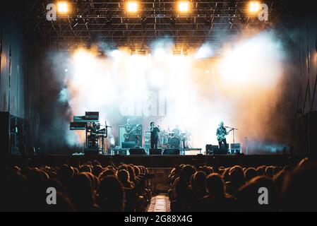 Collegno, Italia. 17 luglio 2021. FLOWERS FESTIVAL, COLLEGNO, ITALIA 17 LUGLIO: La band rock/pop italiana Subsonica, che si esibisce dal vivo sul palco per il primo concerto tourn estivo 2021 della band. (Foto di Alessandro Bosio/Pacific Press) Credit: Pacific Press Media Production Corp./Alamy Live News Foto Stock