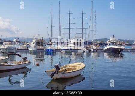 Tivat città, Montenegro - Luglio 12 2021: Barche e yacht. Vista della baia di Cattaro e del porto turistico della città di Tivat con yacht a vela Black Pearl. Mare Adriatico Foto Stock