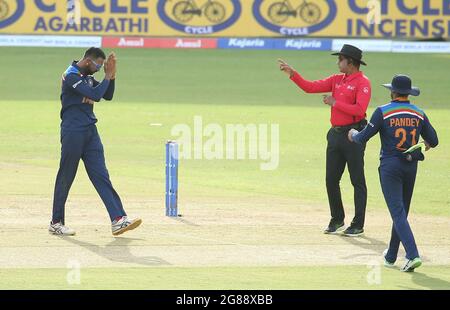 Colombo, Sri Lanka. 18 luglio 2021. Il Krunal Pandya dell'India festeggia la presa del wicket dello Sri Lanka Dhananjaya de Silva durante la prima partita internazionale di cricket di un giorno (ODI) tra Sri Lanka e India allo stadio di R.Premadasa a Colombo il 18 luglio 2021. (Credit Image: © Pradeep Dambarage/ZUMA Press Wire) Foto Stock