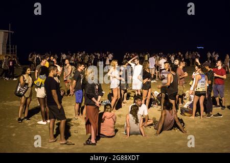 Barcellona, Catalogna, Spagna. 16 luglio 2021. Folla di persone si vedono sulla spiaggia di Barceloneta.Catalonia ha decretato il ritorno del coprifuoco a partire dalle 1:00, dato il rimbalzo in casi come risultato della variante delta del coronavirus. Dopo la chiusura di bar e vita notturna, al momento che, se la misura ha inizio il sabato 17 luglio, la polizia ha sfratto folle di persone sulla spiaggia di Barceloneta. (Credit Image: © Thiago Prudencio/DAX via ZUMA Press Wire) Foto Stock