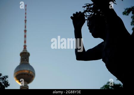 Fernsehturm, Figur an der Ruine Franziskaner Klosterkirche, Berlino (nur fuer redaktionelle Verwendung. Keine Werbung. Referenzdatenbank: http://www.3 Foto Stock