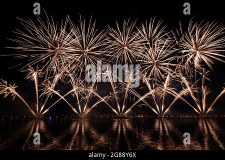 I fuochi d'artificio esplodono sul bacino di San Marco per le celebrazioni del Redentore durante la notte dal 17 al 18 luglio 2021 a Venezia, Italia. Redentore Foto Stock