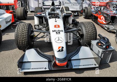 McLaren MP4/13 Formula 1, vettura da corsa Grand Prix nell'area di assemblaggio al Goodwood Festival of Speed 2013.1998 Formula 1 World Championship Foto Stock