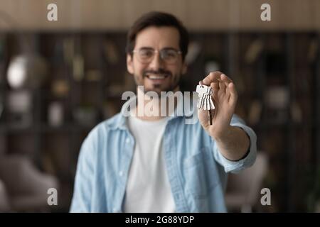 Sorridente giovane 30s uomo in occhiali acquisto proprio appartamento. Foto Stock