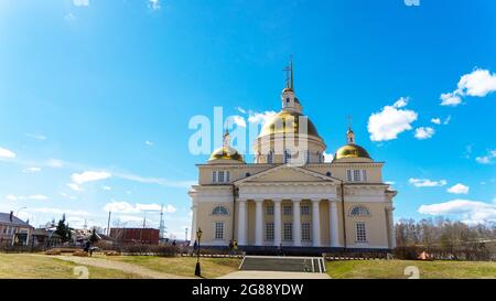 La Cattedrale di Spaso-Preobrazhensky o la chiesa dei vecchi credenti (a cupola) vicino alla Torre Pendente, la città di Nevyansk, l'oblast di Sverdlovsk, Russia. Foto Stock