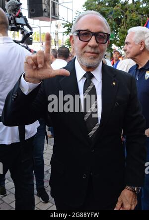 Miami, Florida, Stati Uniti. 17 luglio 2021. Emilio Estefan è visto come cubano americano mostrare sostegno per i manifestanti a Cuba durante il Rally per la democrazia alla Freedom Tower il 17 luglio 2021 a Miami Florida. Credit: Mpi04/Media Punch/Alamy Live News Foto Stock