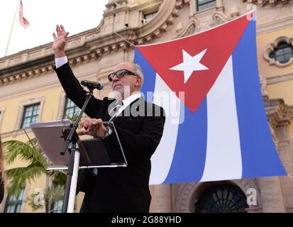 Miami, Florida, Stati Uniti. 17 luglio 2021. Emilio Estefan parla come cubani americani sono visti mostrare sostegno per i manifestanti a Cuba durante il Rally per la democrazia alla Freedom Tower il 17 luglio 2021 a Miami Florida. Credit: Mpi04/Media Punch/Alamy Live News Foto Stock