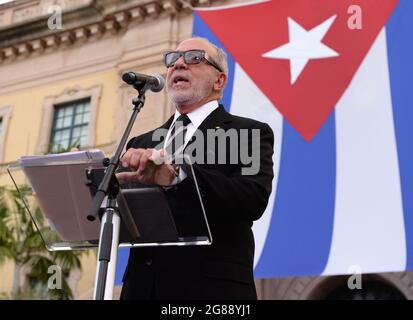 Miami, Florida, Stati Uniti. 17 luglio 2021. Emilio Estefan parla come cubani americani sono visti mostrare sostegno per i manifestanti a Cuba durante il Rally per la democrazia alla Freedom Tower il 17 luglio 2021 a Miami Florida. Credit: Mpi04/Media Punch/Alamy Live News Foto Stock