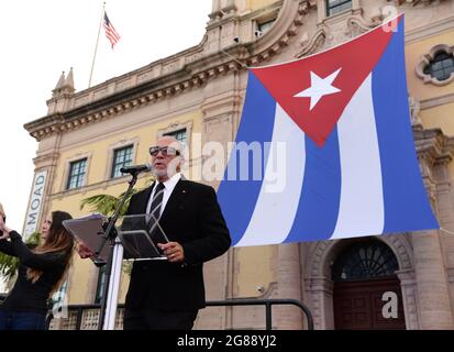 Miami, Florida, Stati Uniti. 17 luglio 2021. Emilio Estefan parla come cubani americani sono visti mostrare sostegno per i manifestanti a Cuba durante il Rally per la democrazia alla Freedom Tower il 17 luglio 2021 a Miami Florida. Credit: Mpi04/Media Punch/Alamy Live News Foto Stock