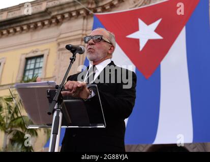 Miami, Florida, Stati Uniti. 17 luglio 2021. Emilio Estefan parla come cubani americani sono visti mostrare sostegno per i manifestanti a Cuba durante il Rally per la democrazia alla Freedom Tower il 17 luglio 2021 a Miami Florida. Credit: Mpi04/Media Punch/Alamy Live News Foto Stock